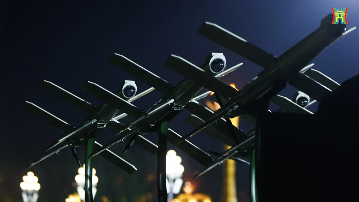 Pháo, tên lửa, UAV rực sáng trong đêm Ba Đình